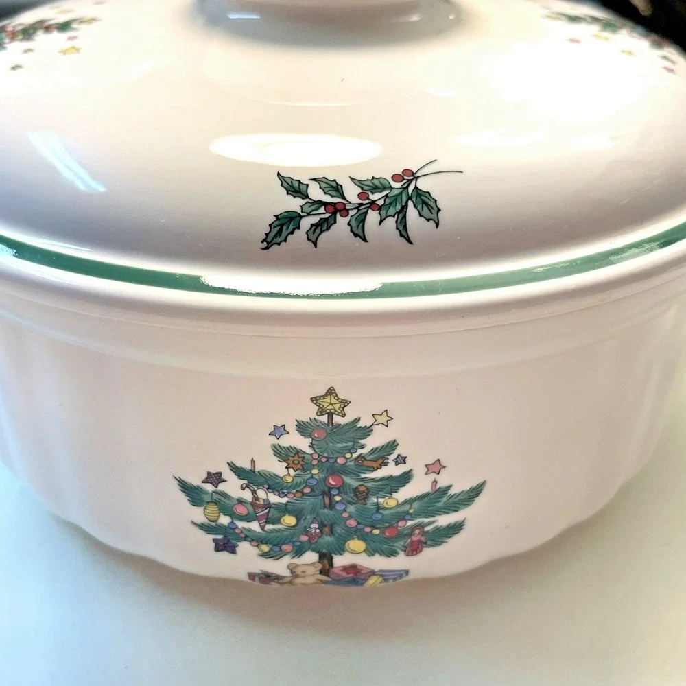 Nikko Christmastime Ovenware Casserole and Lid One &‎ Half Qt